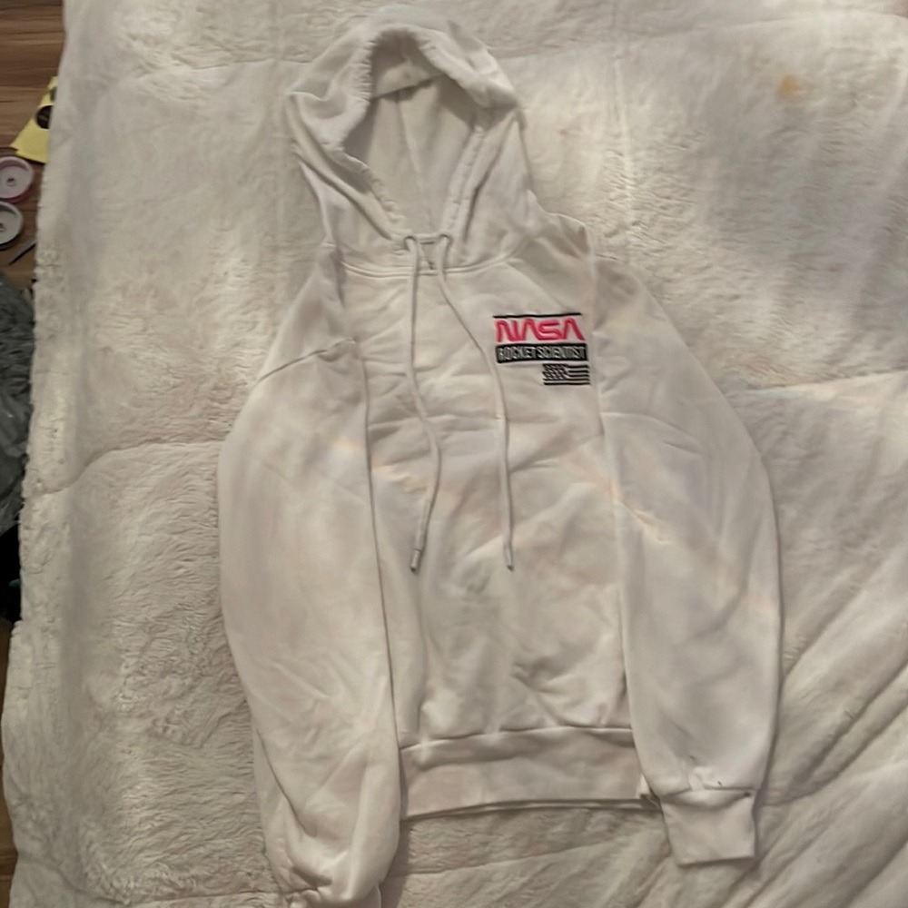 The brand is freeze, kids XS color is white black an pink